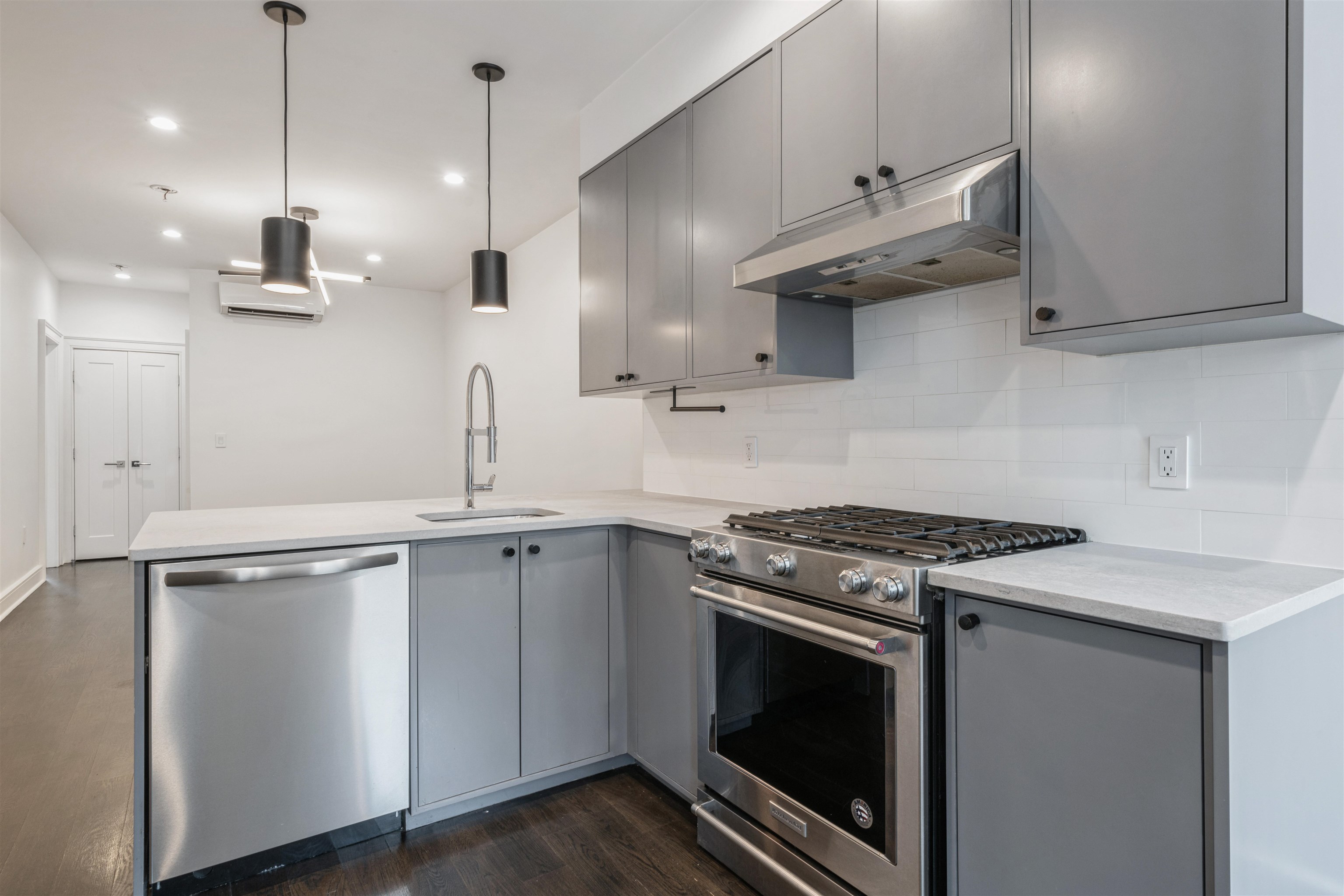 256 MONTGOMERY ST Unit: 4