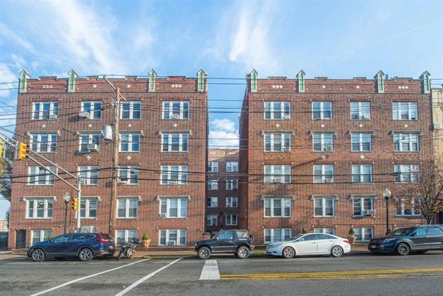 3726 PARK AVE Unit: C4