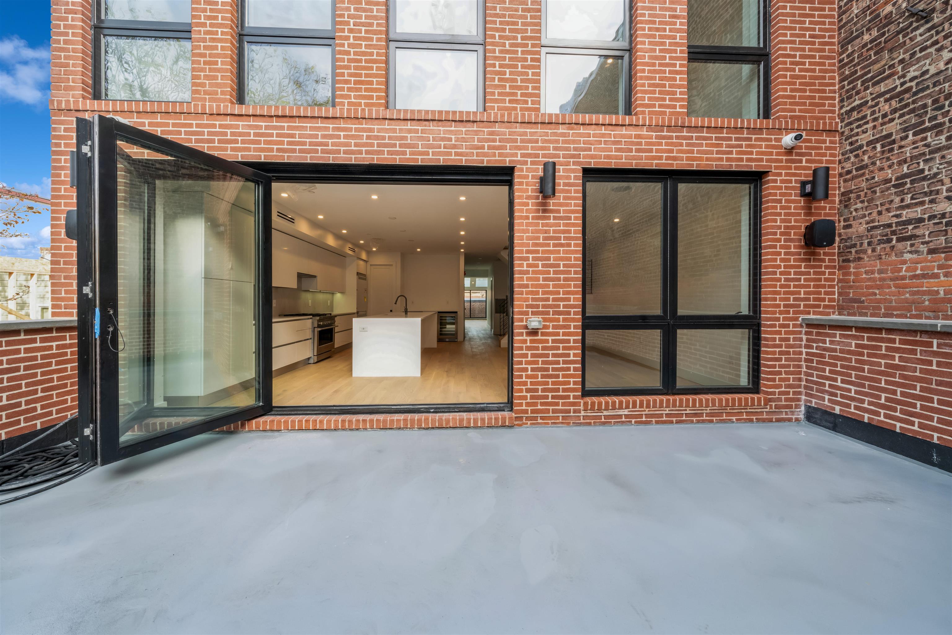 87 BRIGHT ST Unit: 4