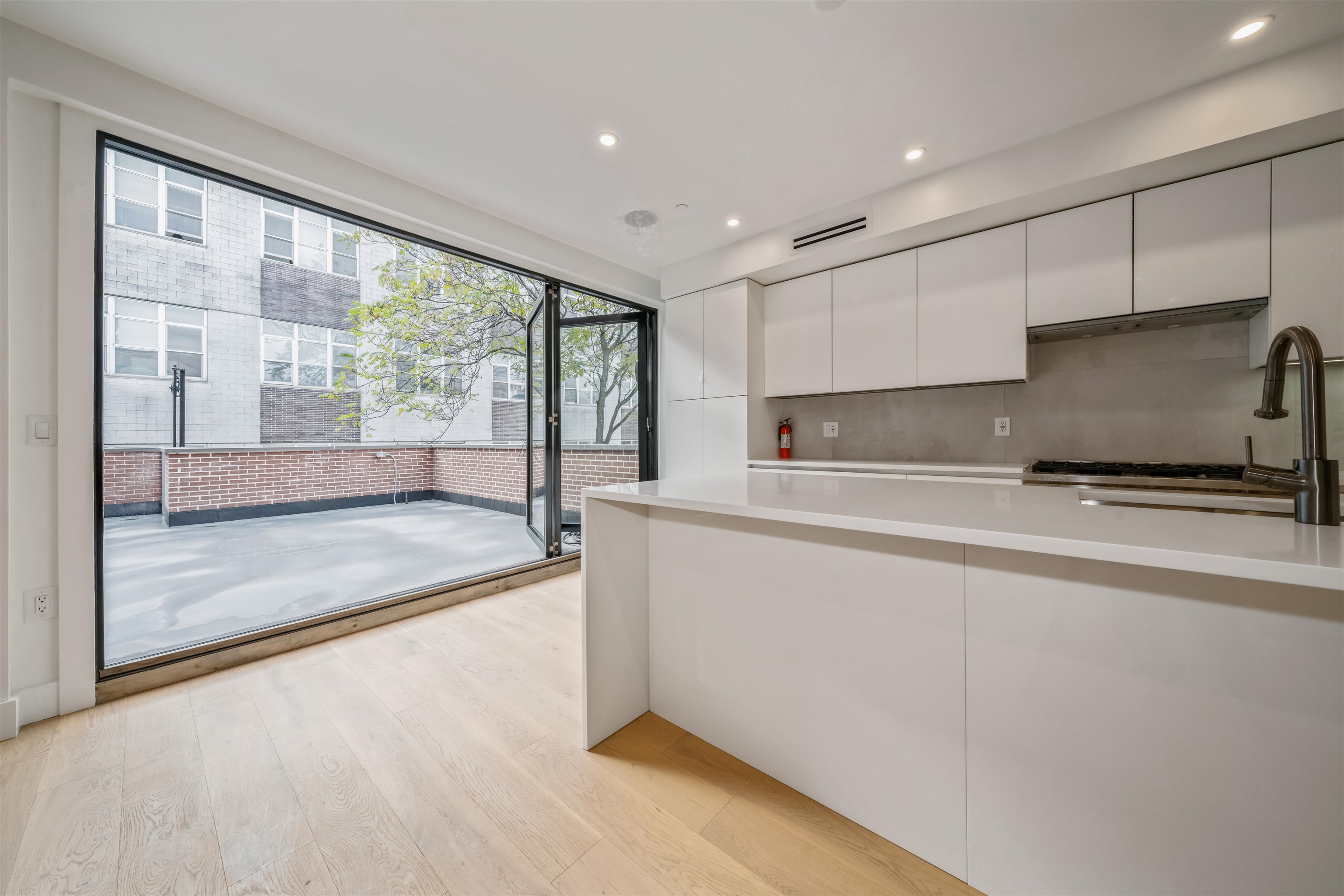 87 BRIGHT ST Unit: 4