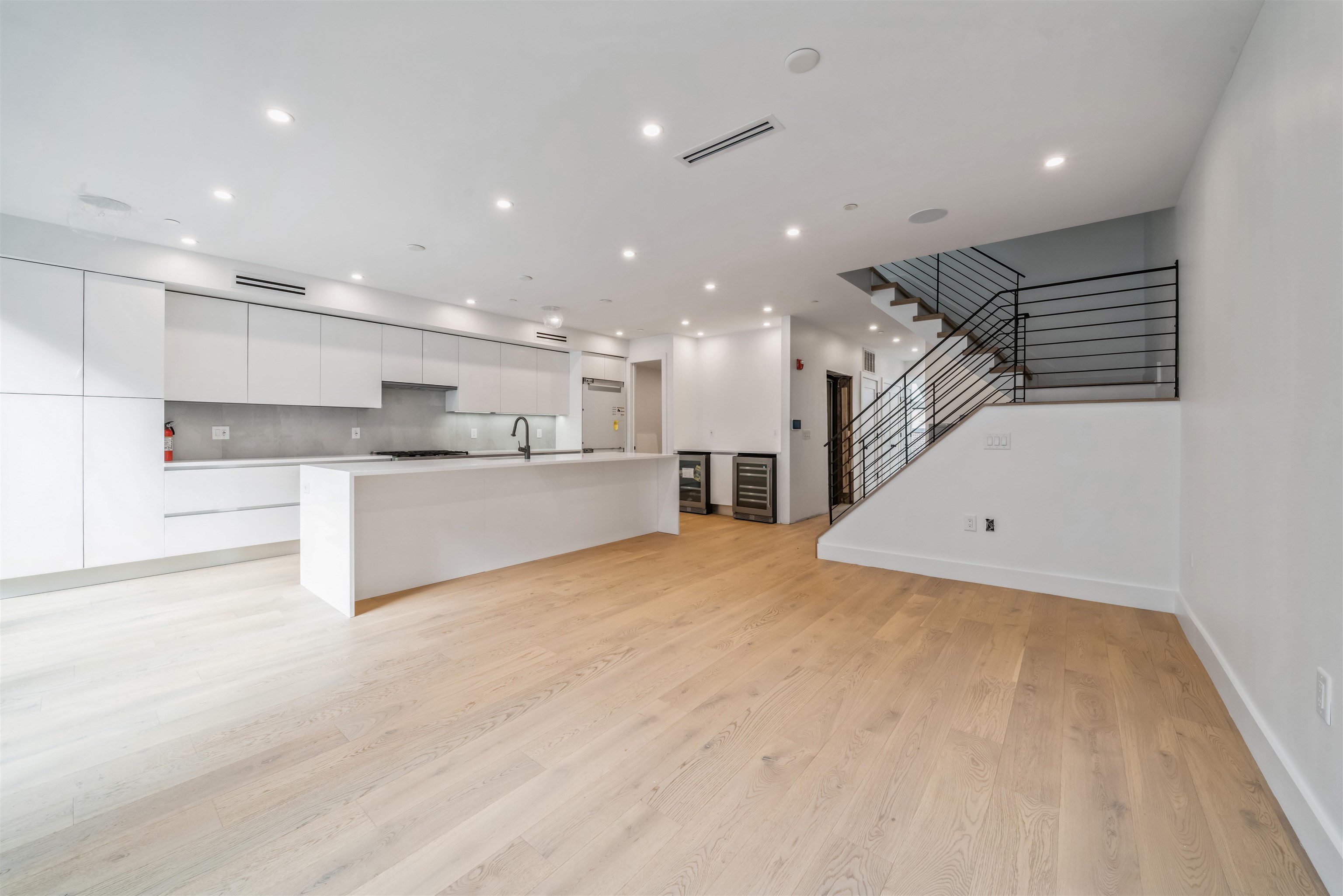 87 BRIGHT ST Unit: 4