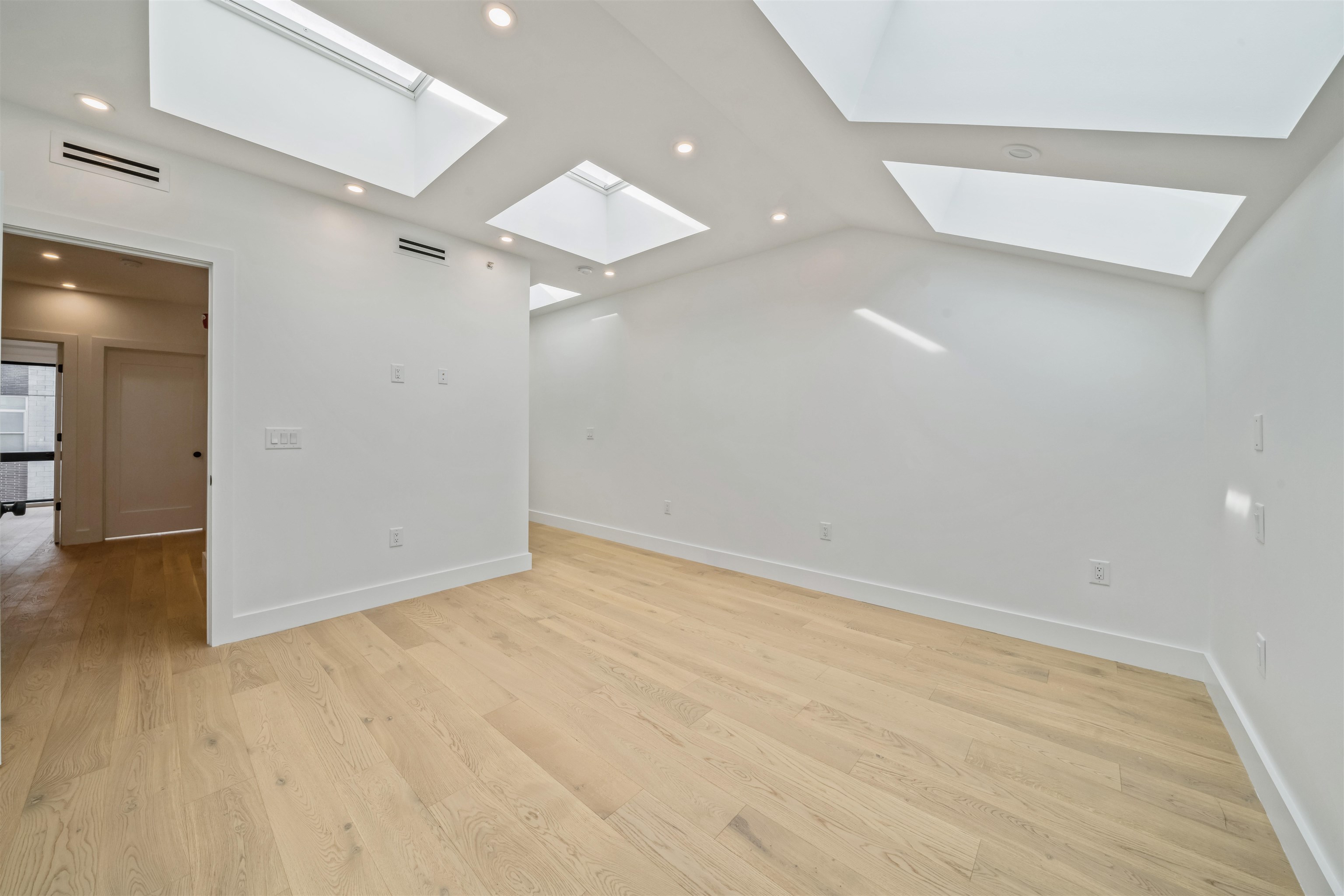 87 BRIGHT ST Unit: 4