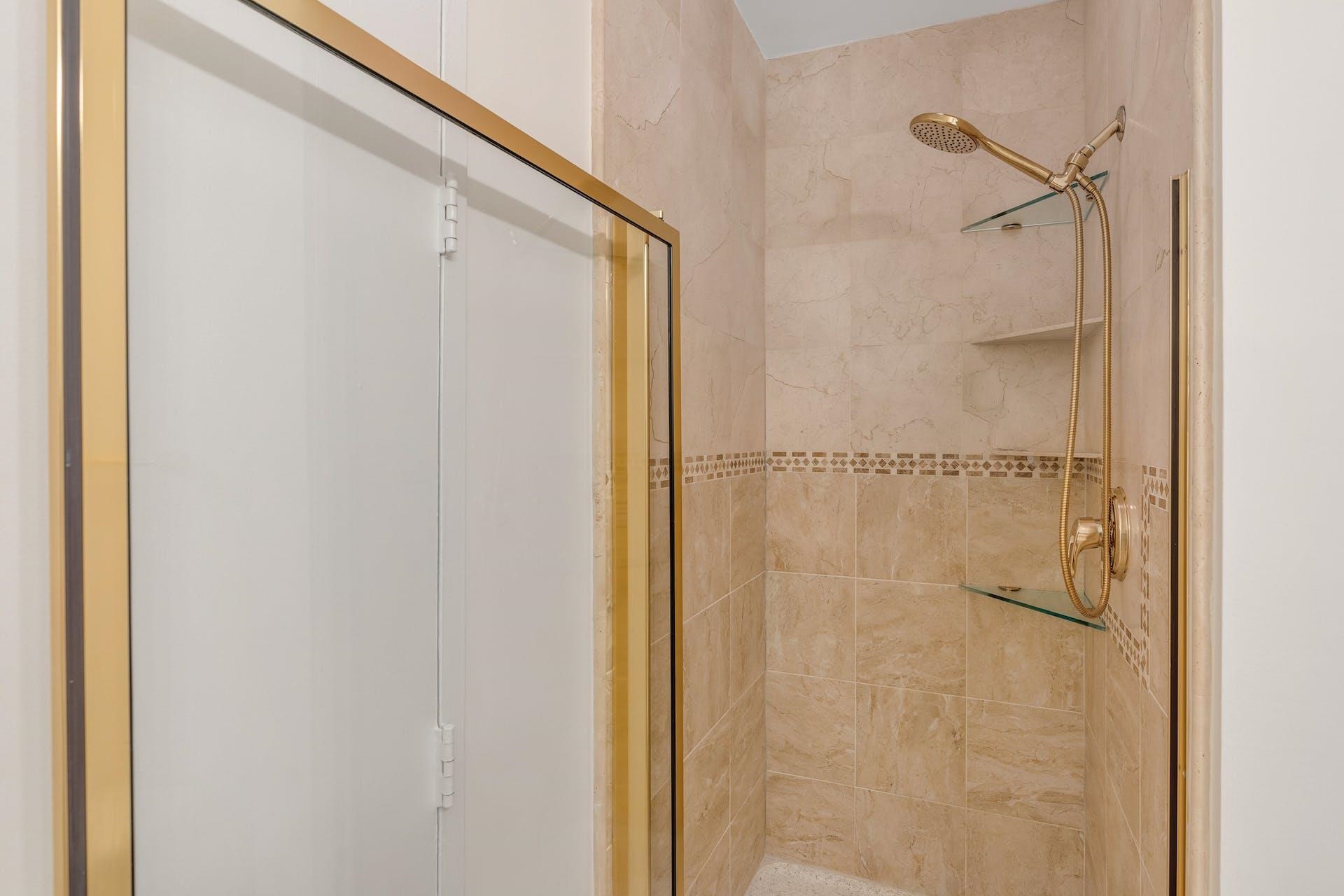 100 CARLYLE DR Unit: 11 C North