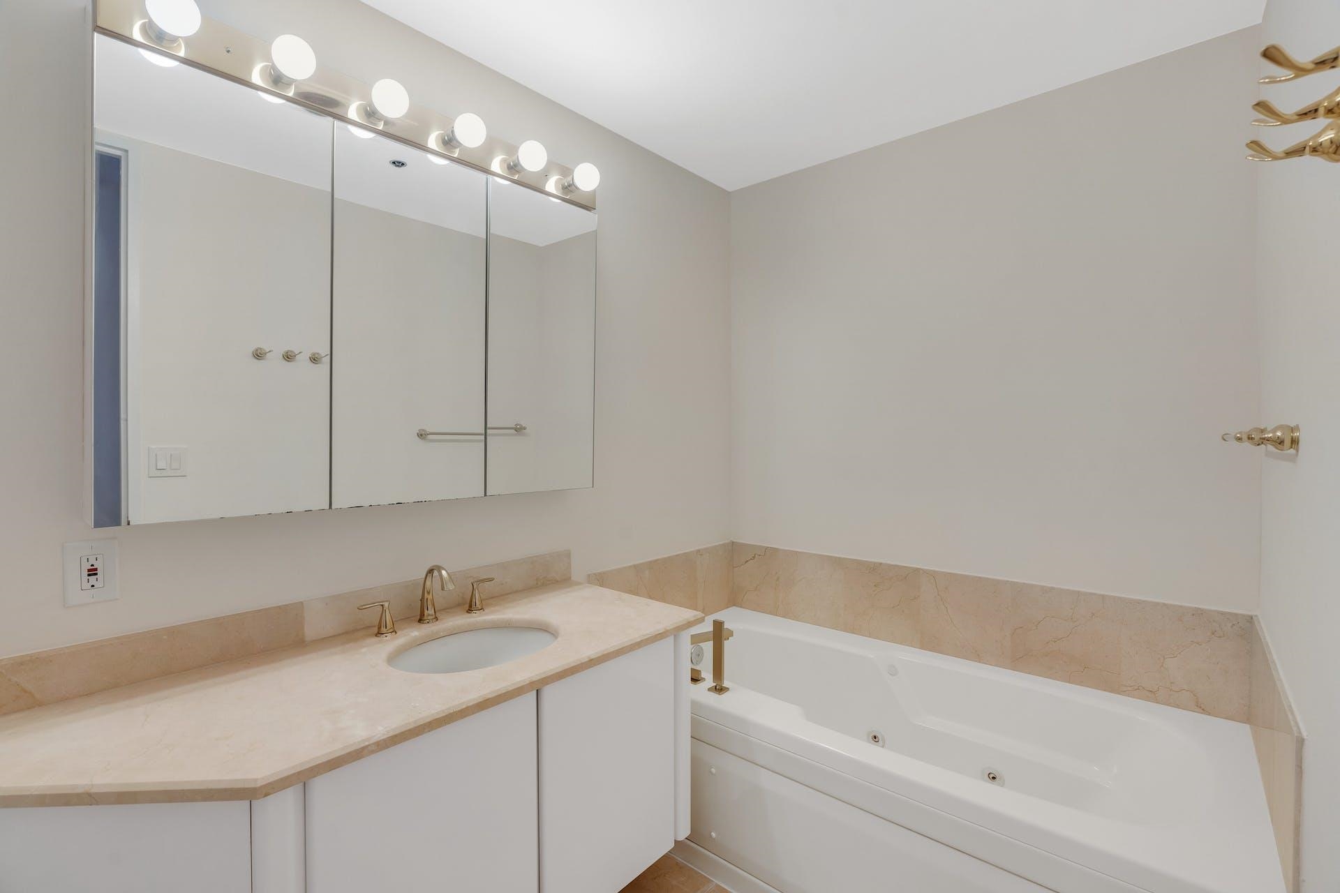 100 CARLYLE DR Unit: 11 C North
