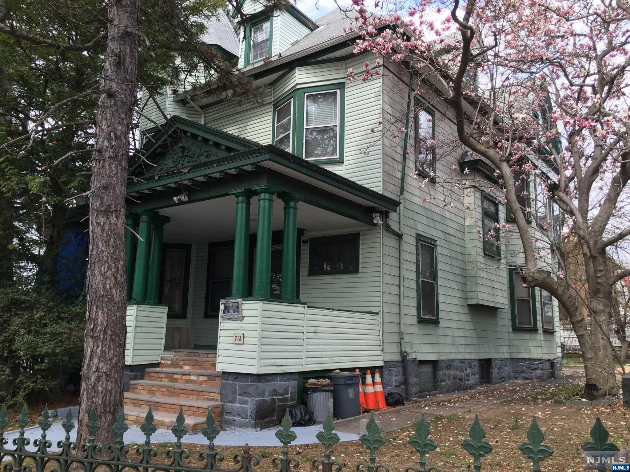 711 Boulevard East