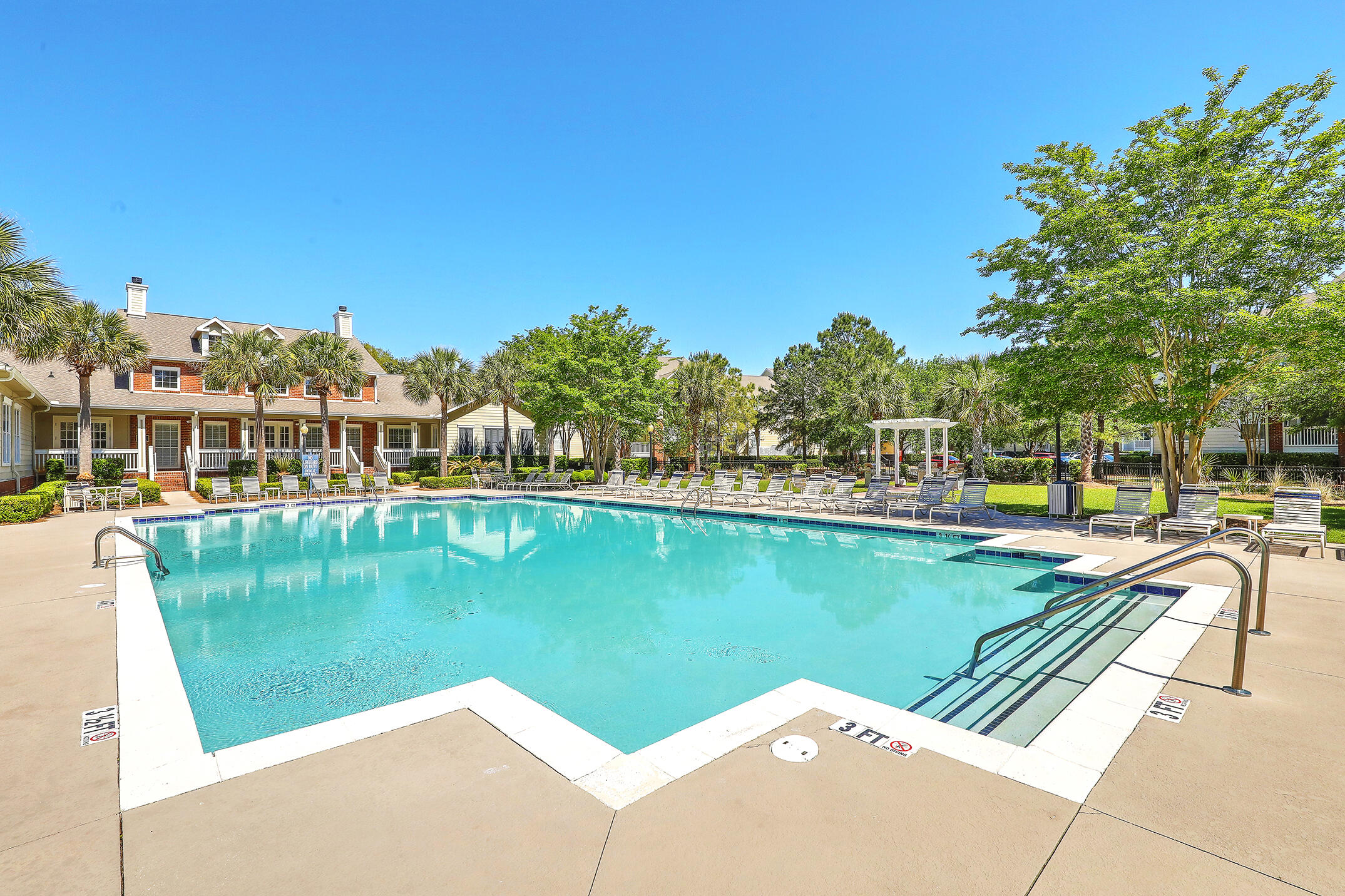 1600 Long Grove Drive Unit: 821