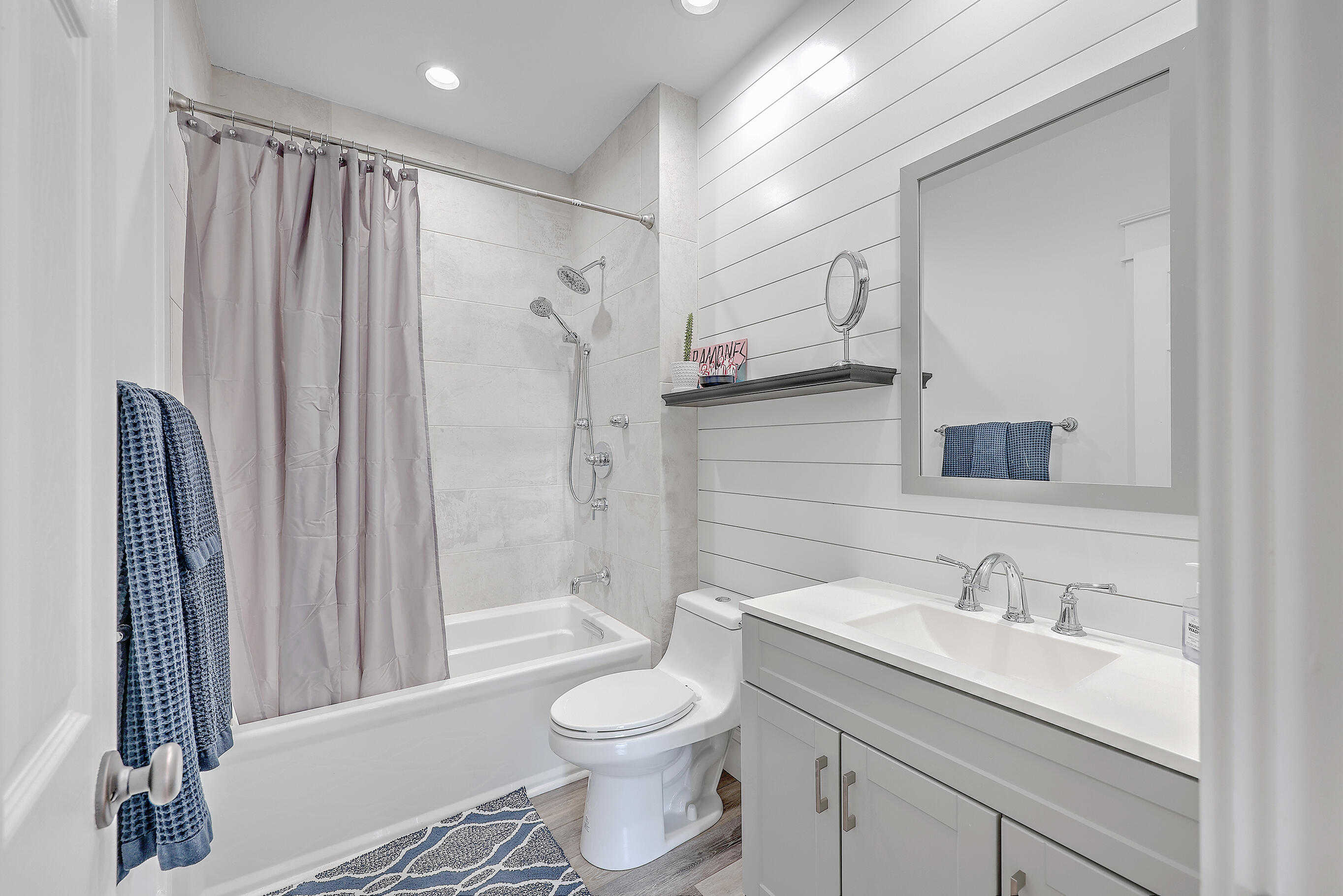 1600 Long Grove Drive Unit: 821
