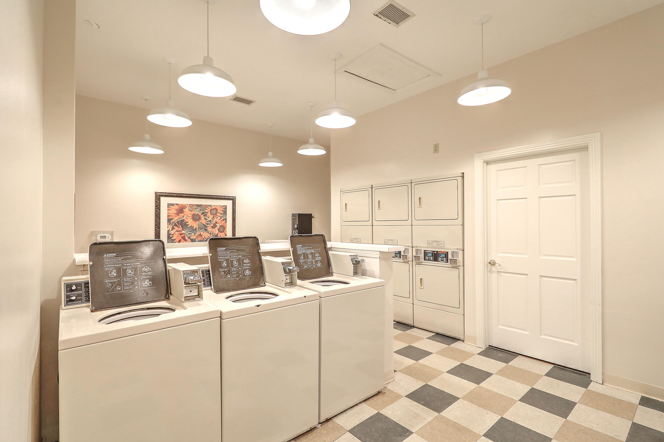 1600 Long Grove Drive Unit: 821
