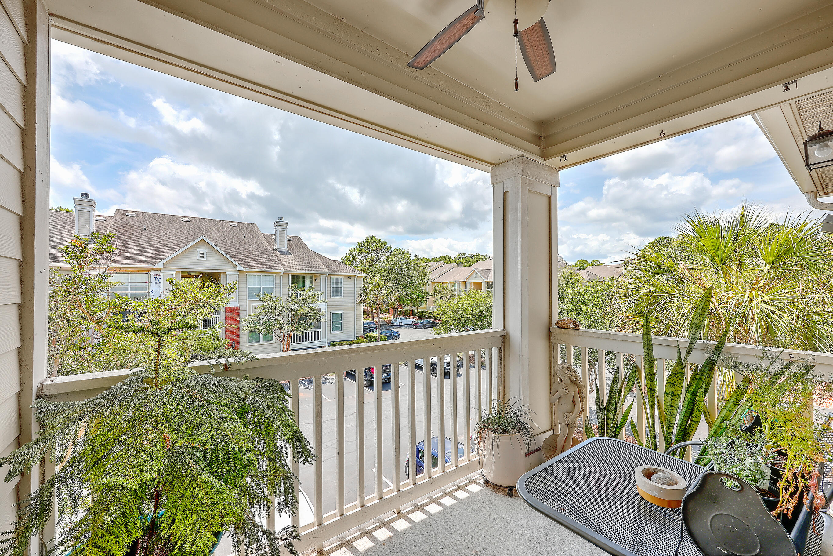 1600 Long Grove Drive Unit: 821
