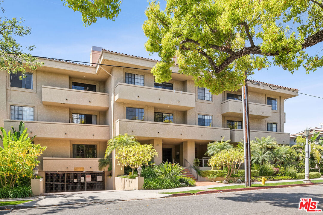 221 S Oak Knoll Ave Unit: 201