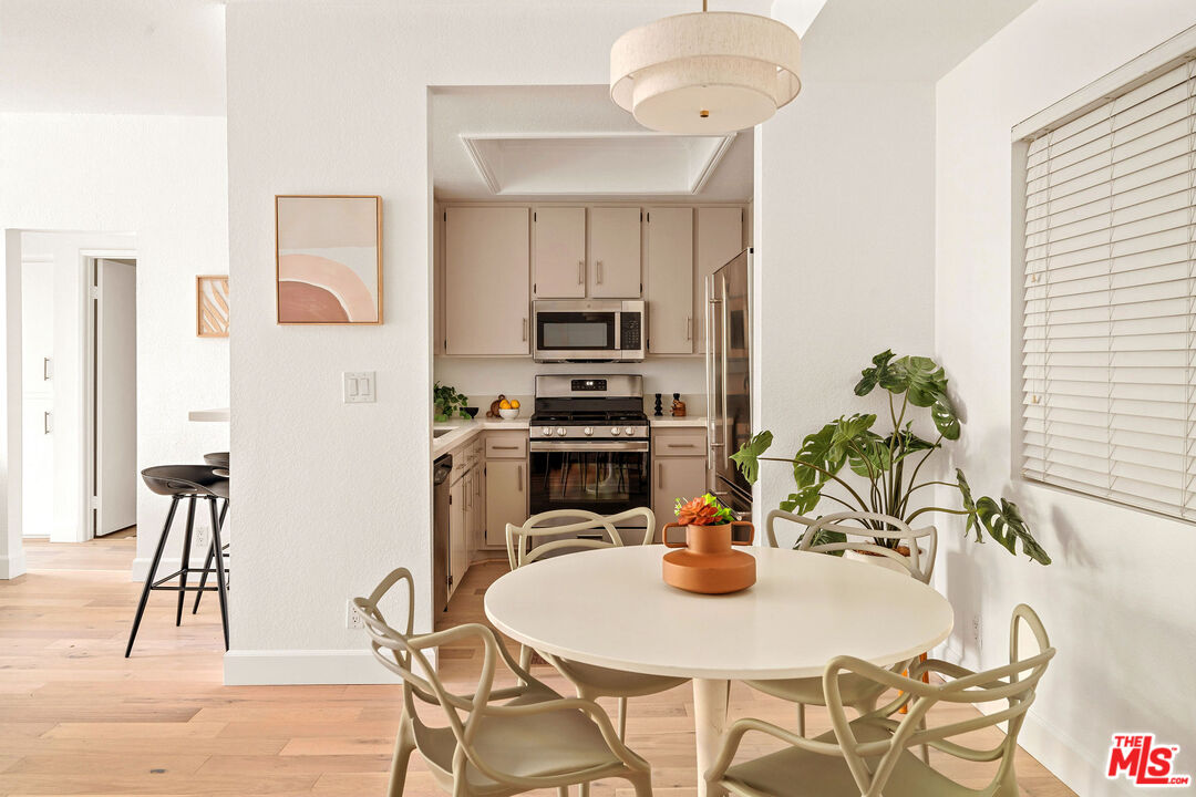 221 S Oak Knoll Ave Unit: 201