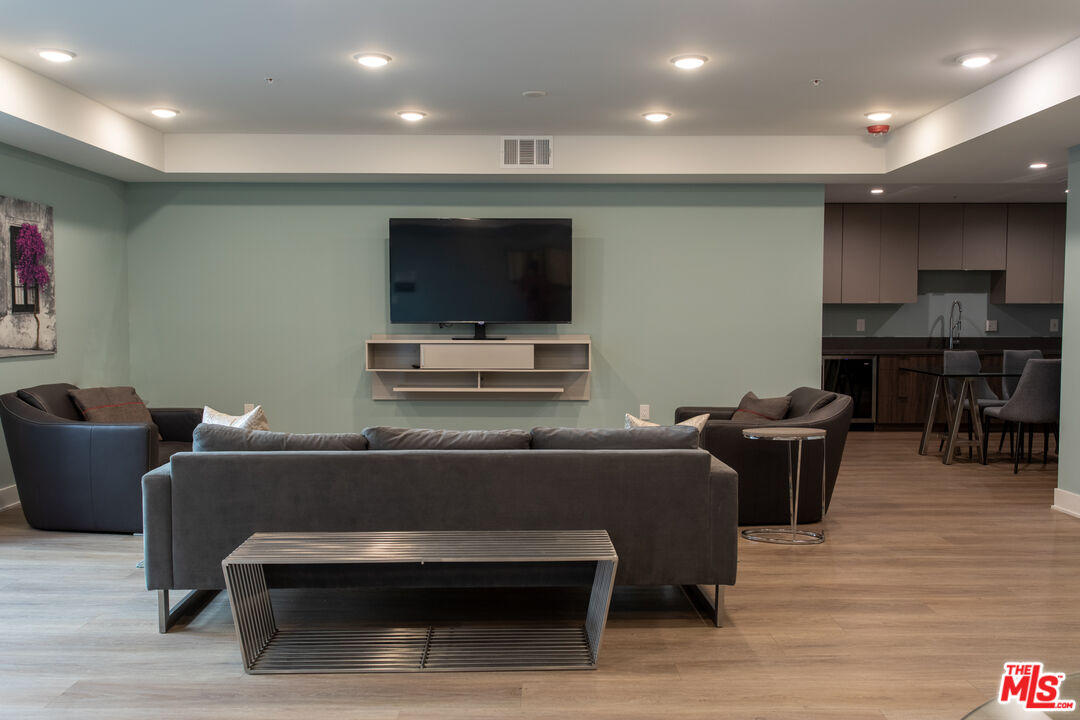 518 E Windsor Rd Unit: 409
