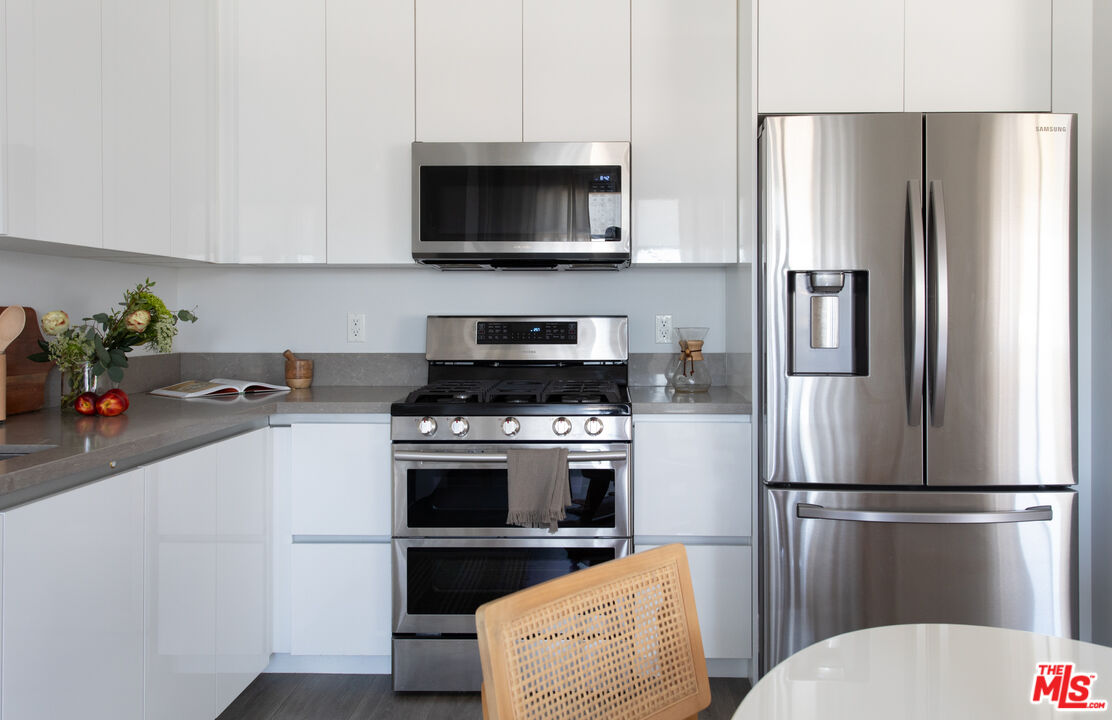 518 E Windsor Rd Unit: 409