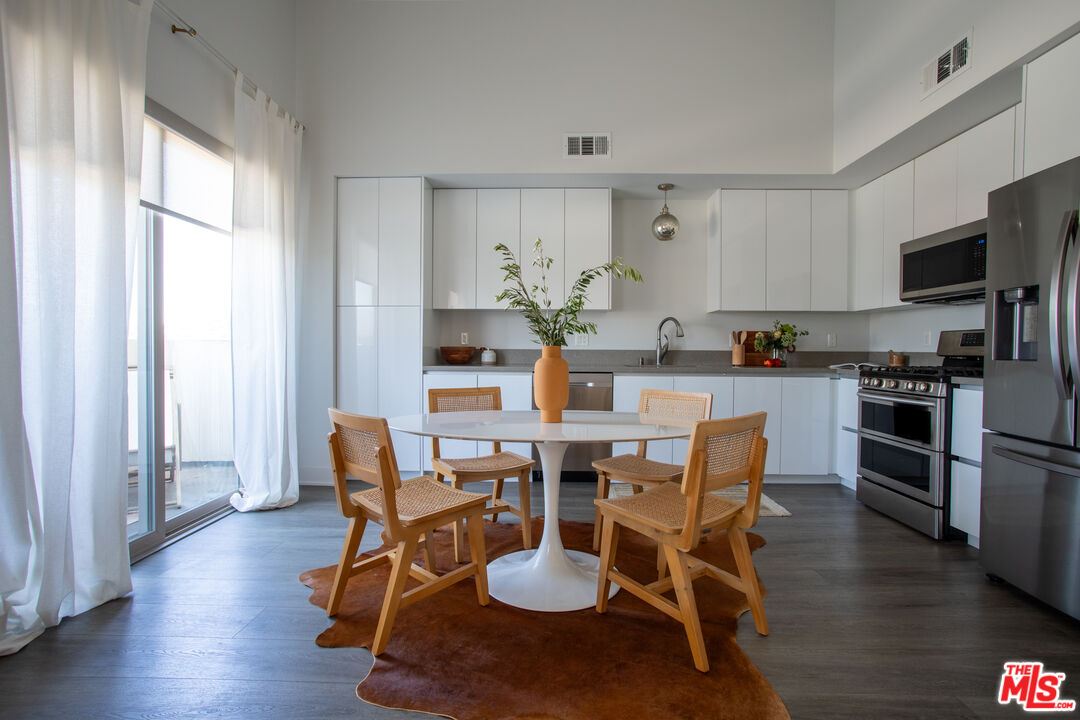 518 E Windsor Rd Unit: 409