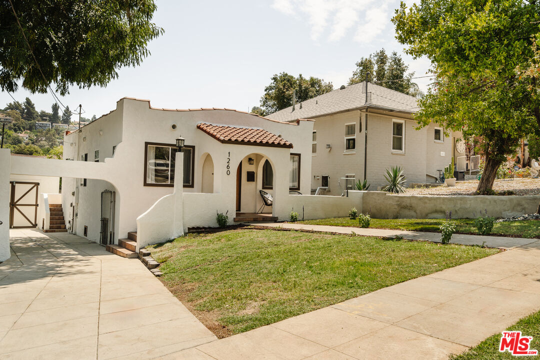 1260 Crescent Dr