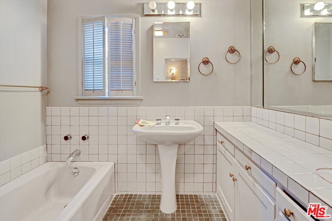 11216 Aqua Vista St