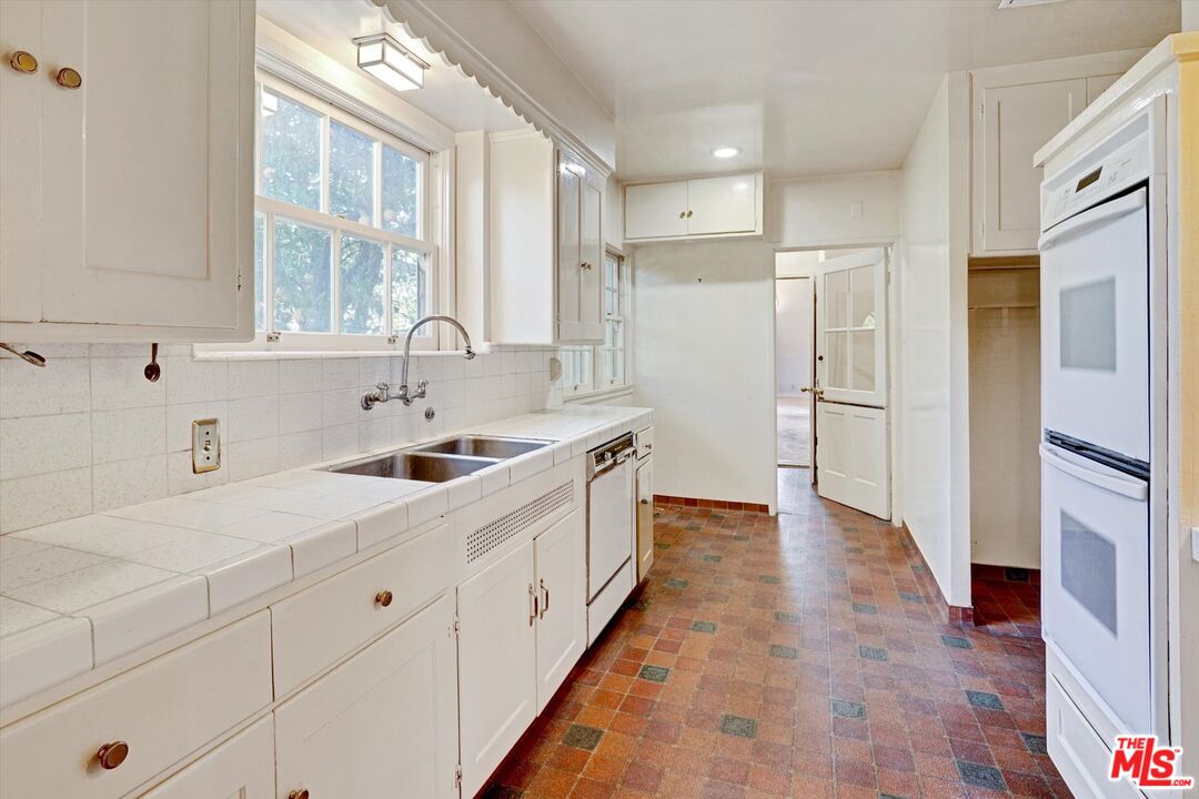 11216 Aqua Vista St