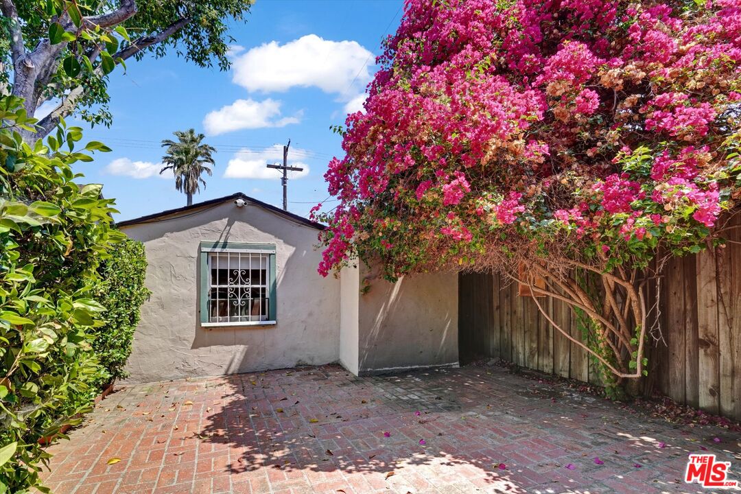 11216 Aqua Vista St
