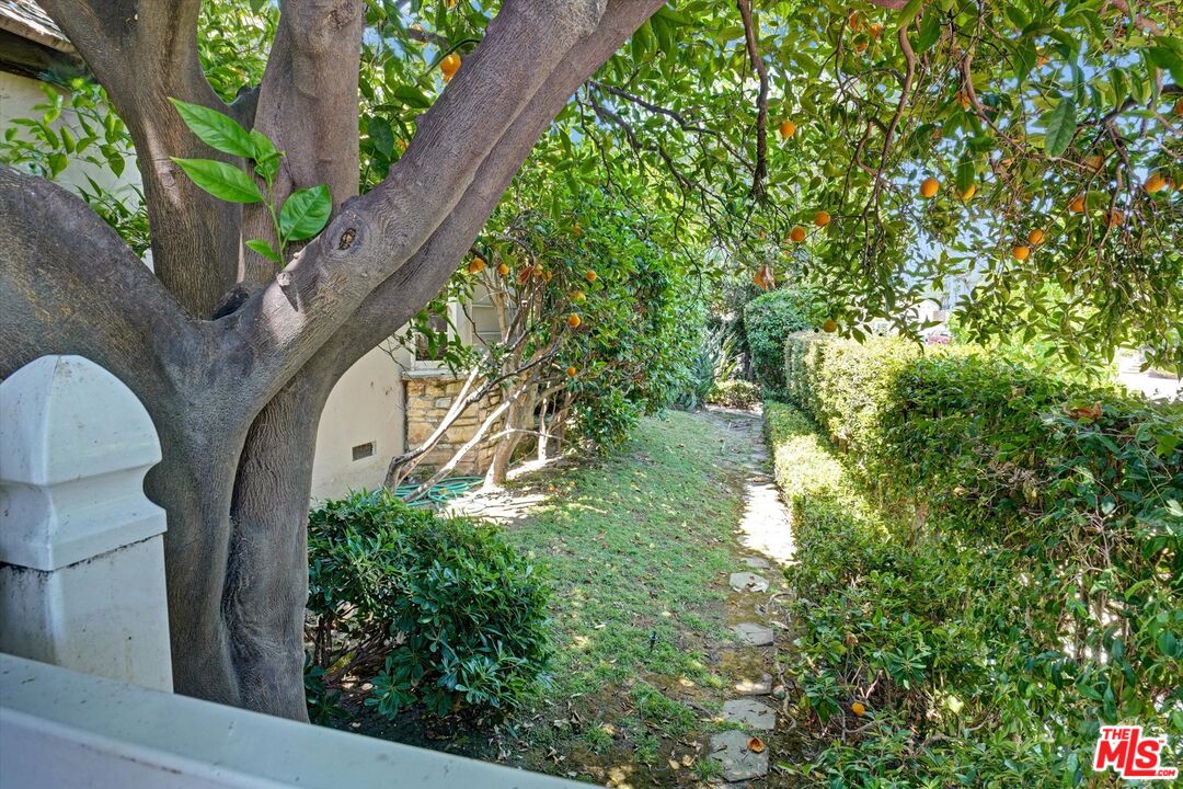11216 Aqua Vista St