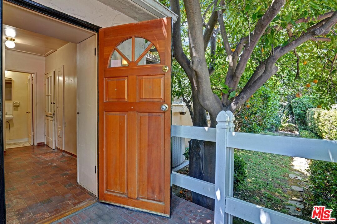 11216 Aqua Vista St
