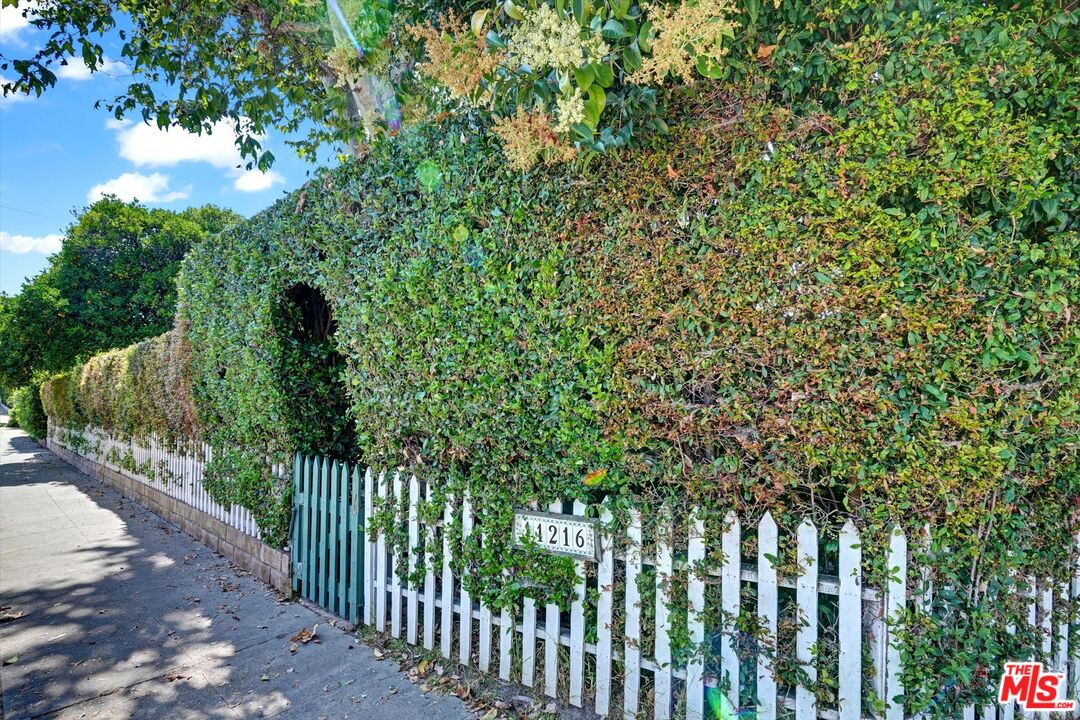 11216 Aqua Vista St