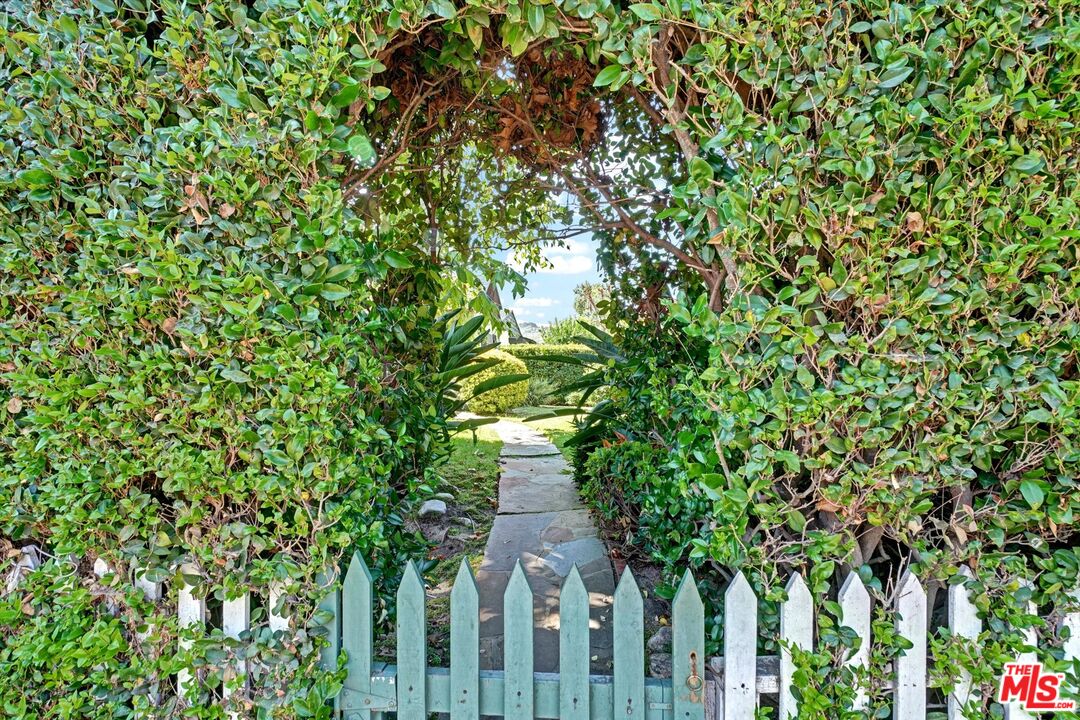 11216 Aqua Vista St
