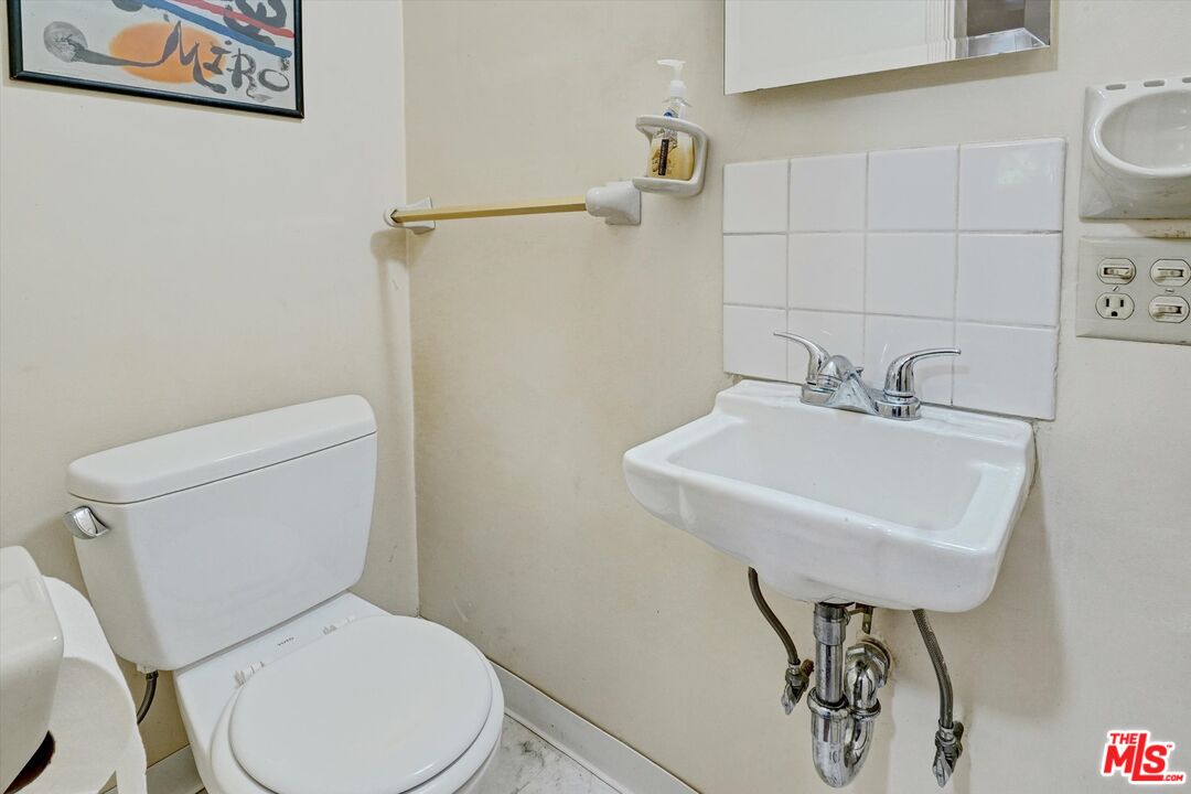 11216 Aqua Vista St