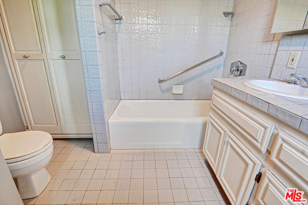 11216 Aqua Vista St