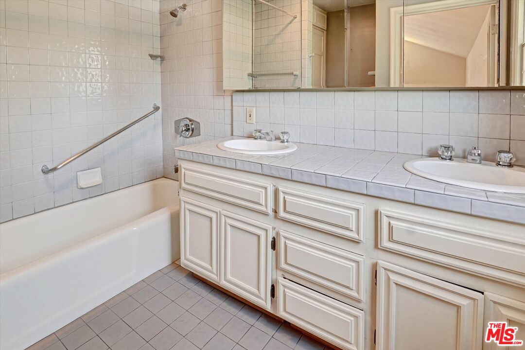 11216 Aqua Vista St