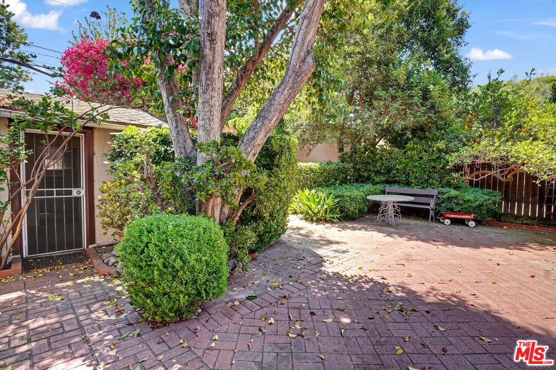 11216 Aqua Vista St