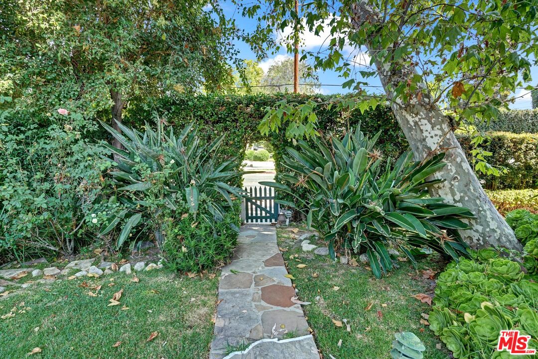 11216 Aqua Vista St