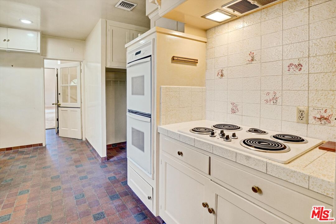 11216 Aqua Vista St