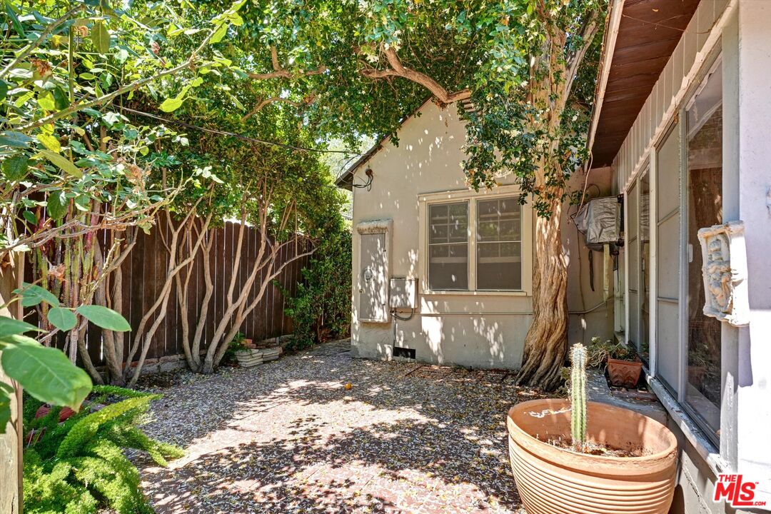 11216 Aqua Vista St