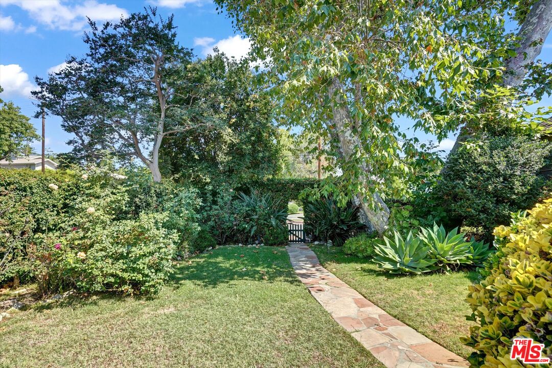 11216 Aqua Vista St