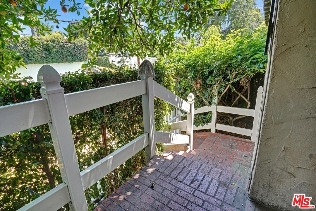 11216 Aqua Vista St
