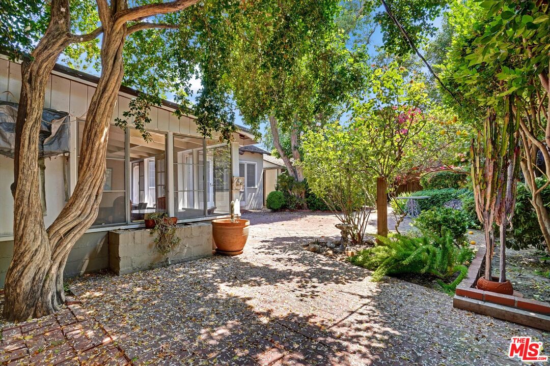 11216 Aqua Vista St