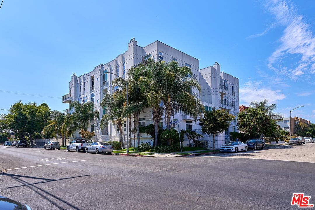 401 N Serrano Ave Unit: 301