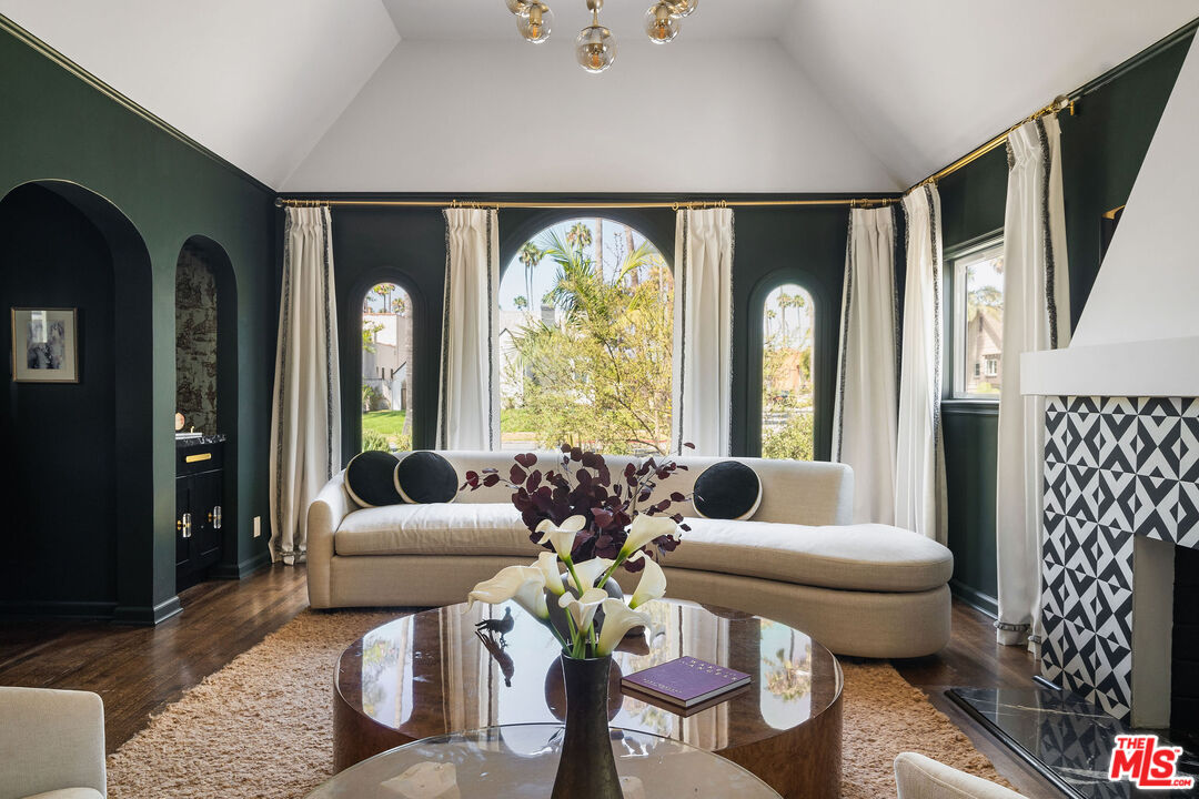 5704 S Rimpau Blvd