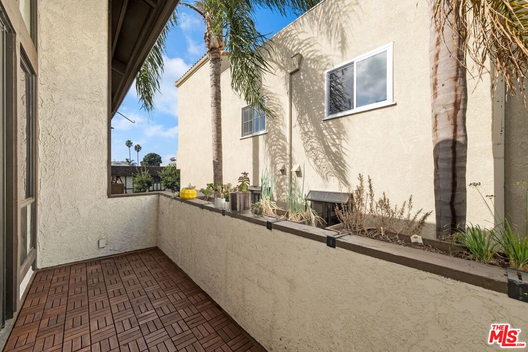 1742 Stoner Ave Unit: 2