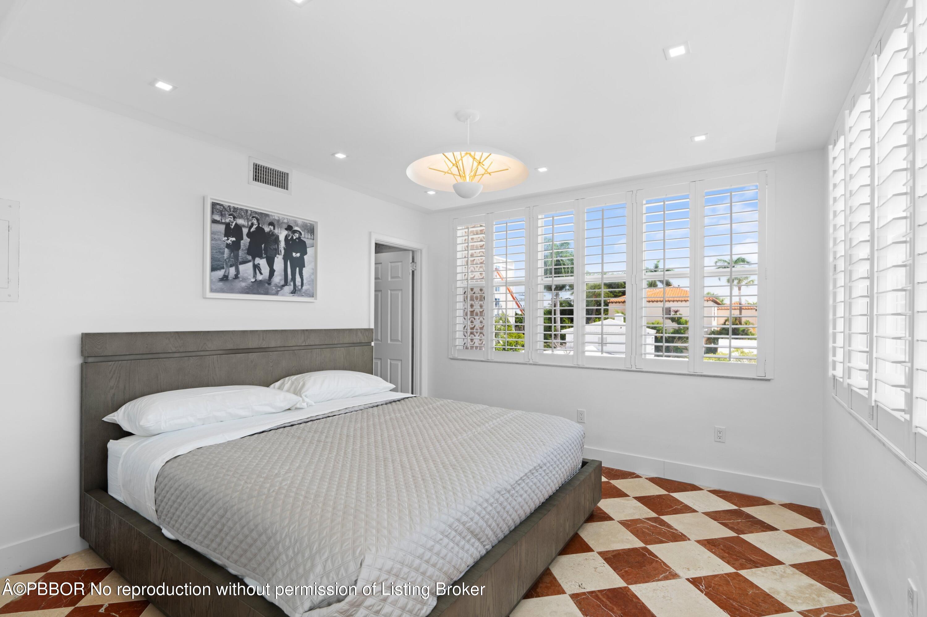 401 Peruvian Avenue, 302