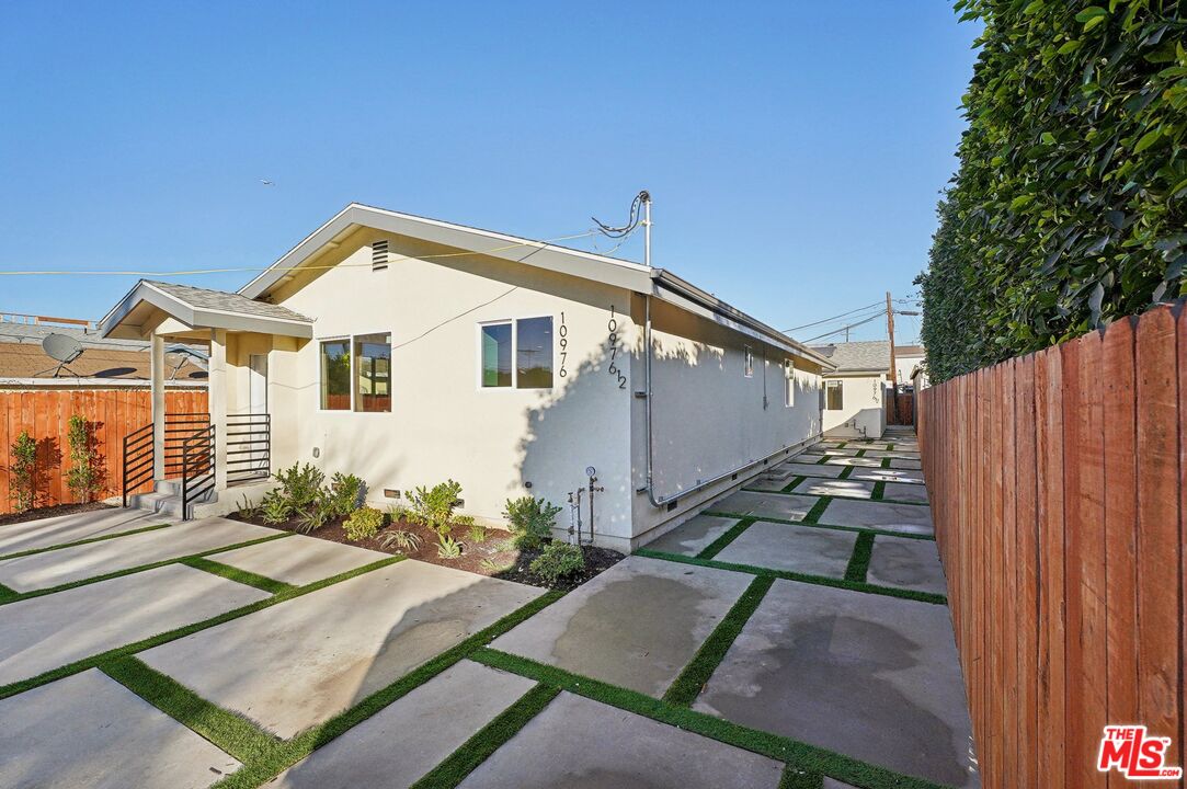 10976 Mckinley Ave