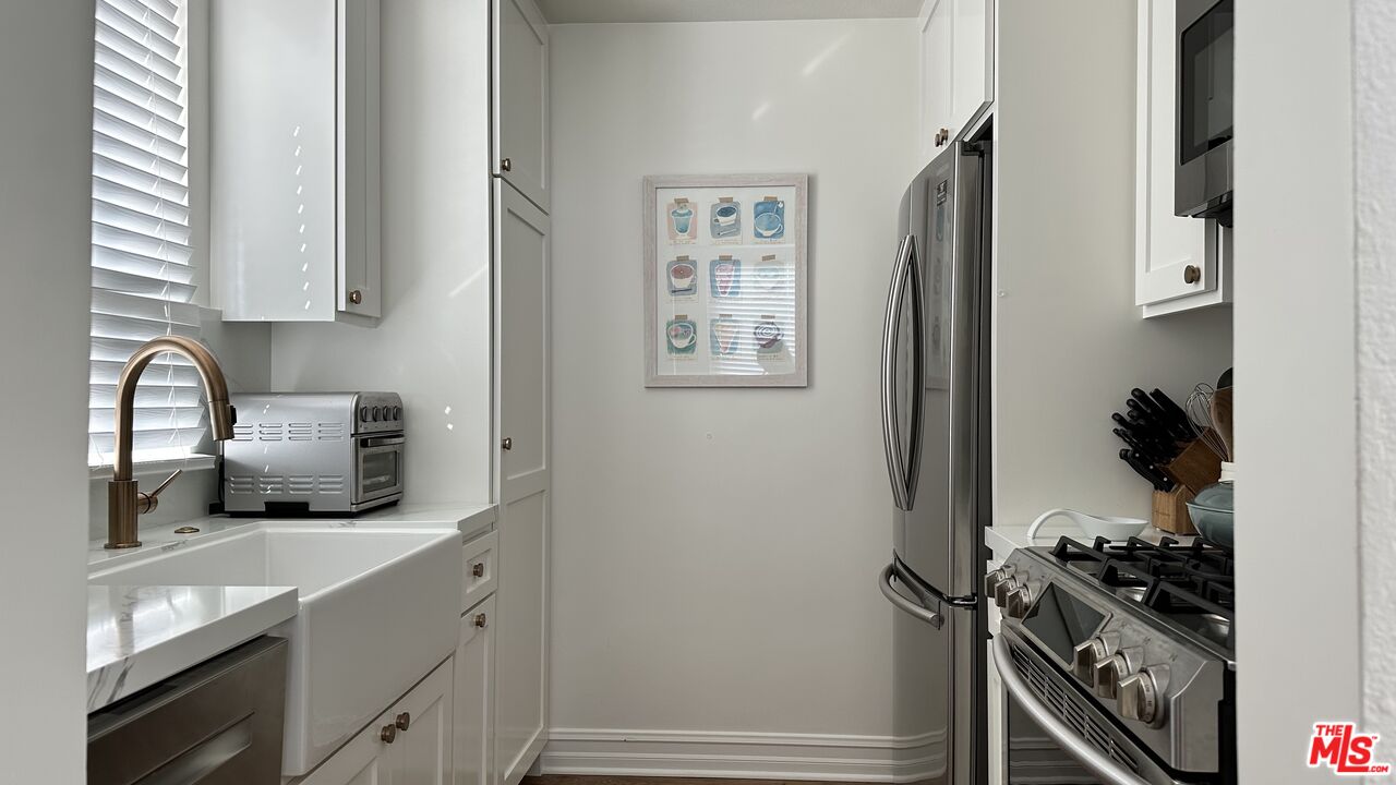 9707 Charnock Ave Unit: 201