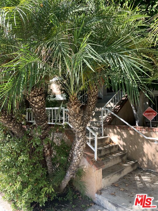 9707 Charnock Ave Unit: 201