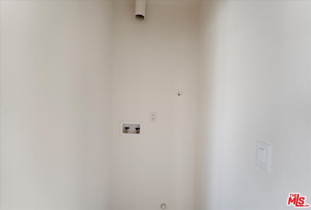 552 W 99th St