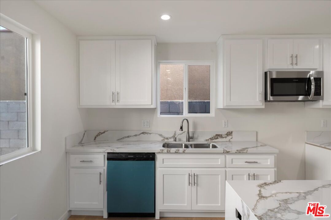 552 W 99th St