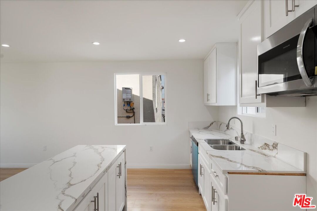 552 W 99th St