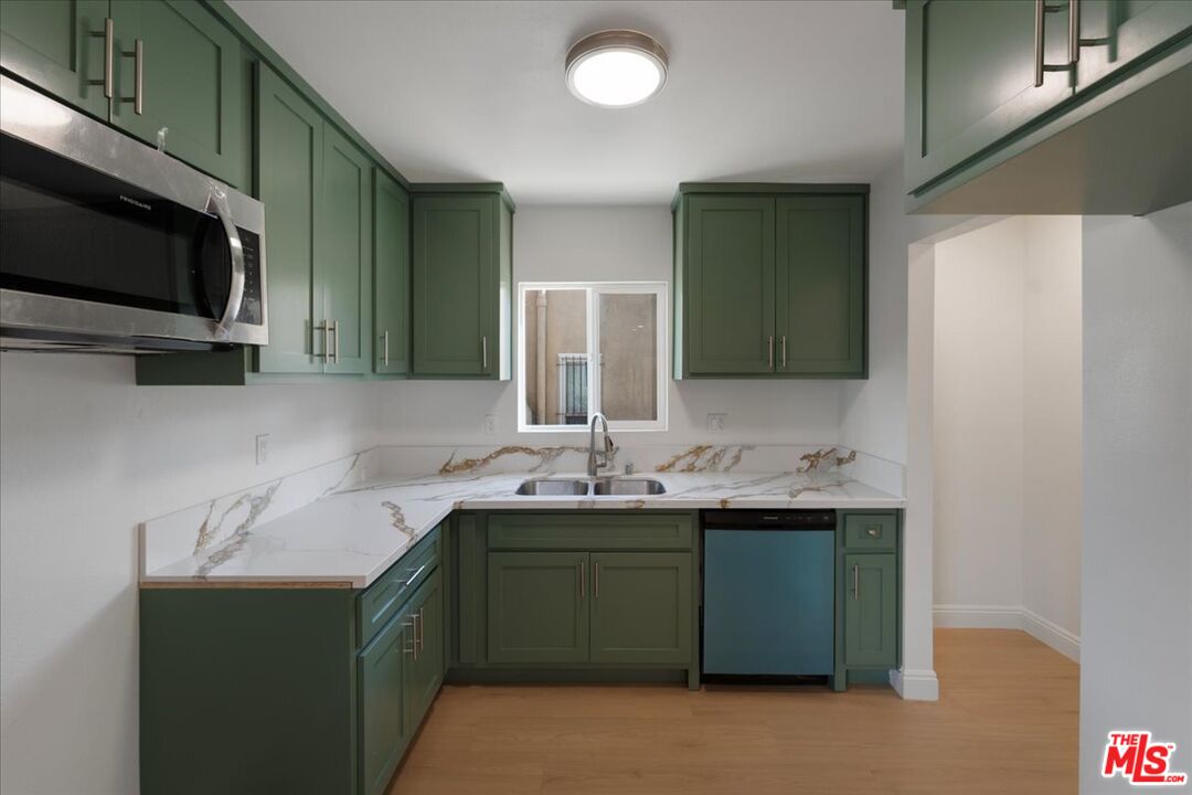 552 W 99th St