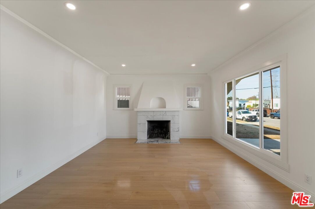 552 W 99th St