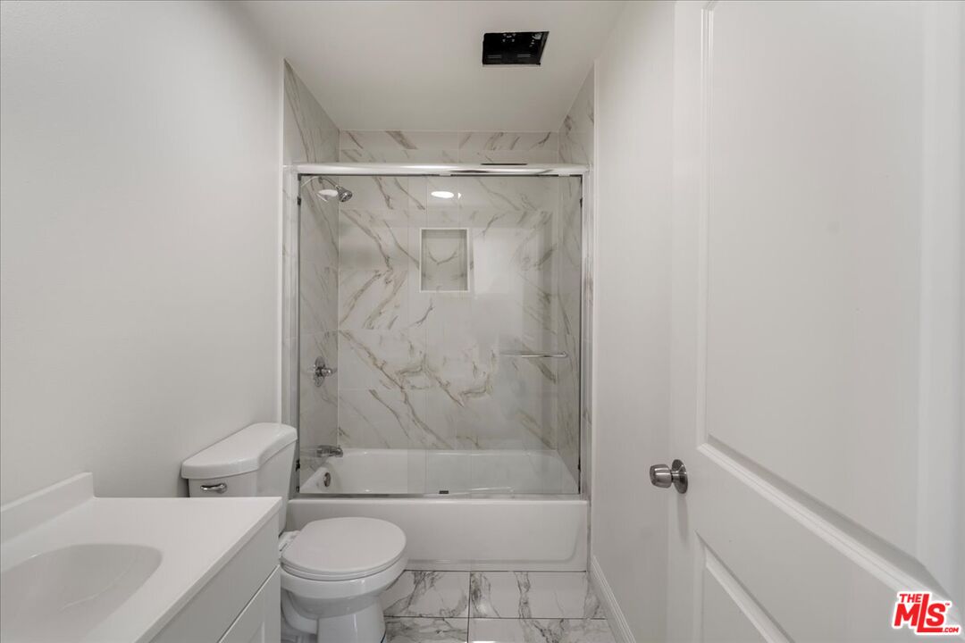 552 W 99th St