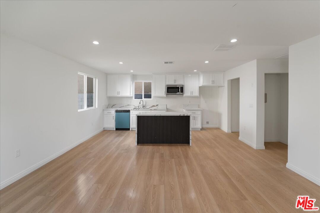 552 W 99th St
